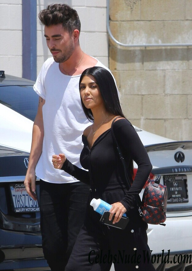 Kourtney Kardashian Sexy 117921