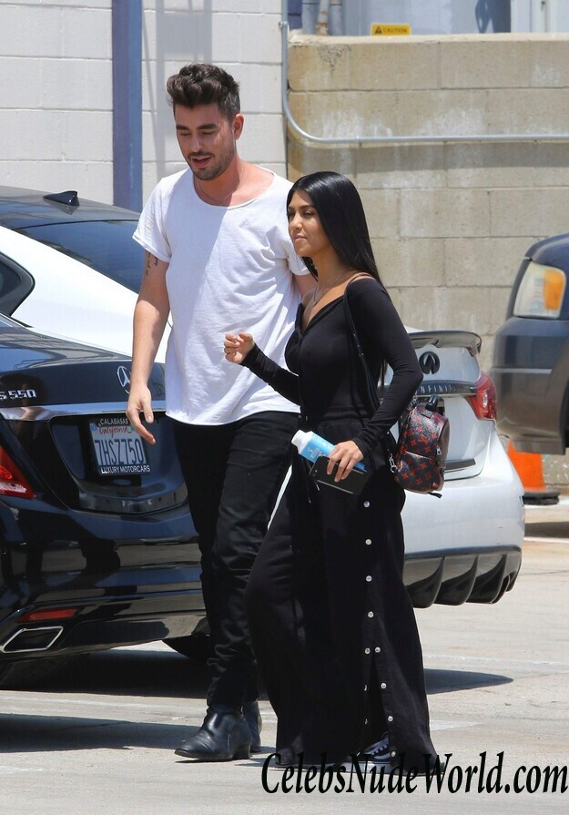 Kourtney Kardashian Sexy 117924