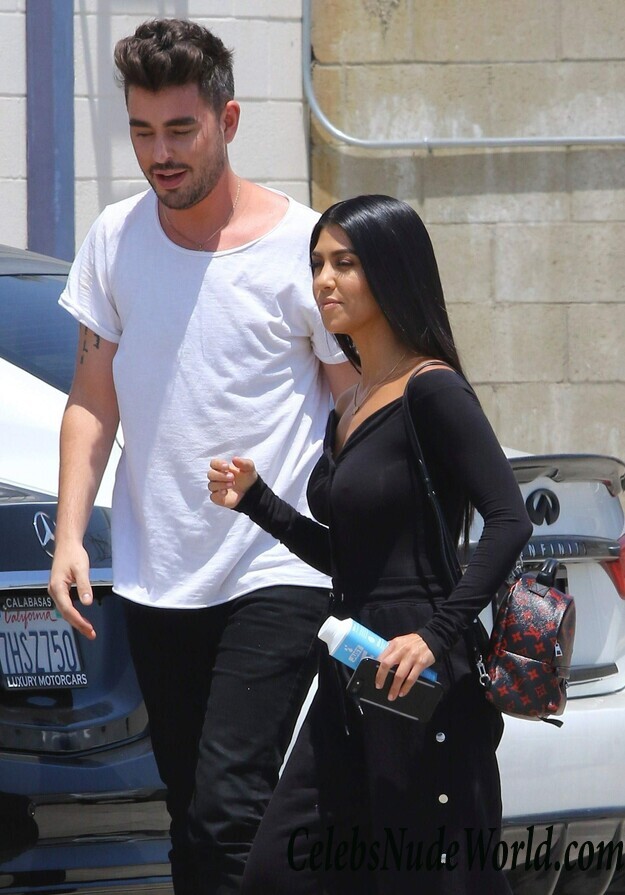 Kourtney Kardashian Sexy 117925