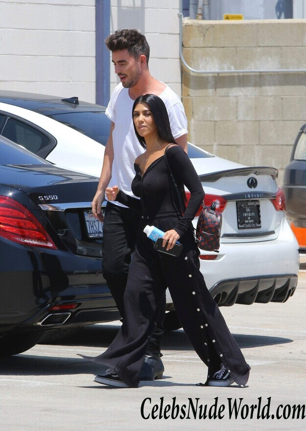 Kourtney Kardashian Sexy 117926