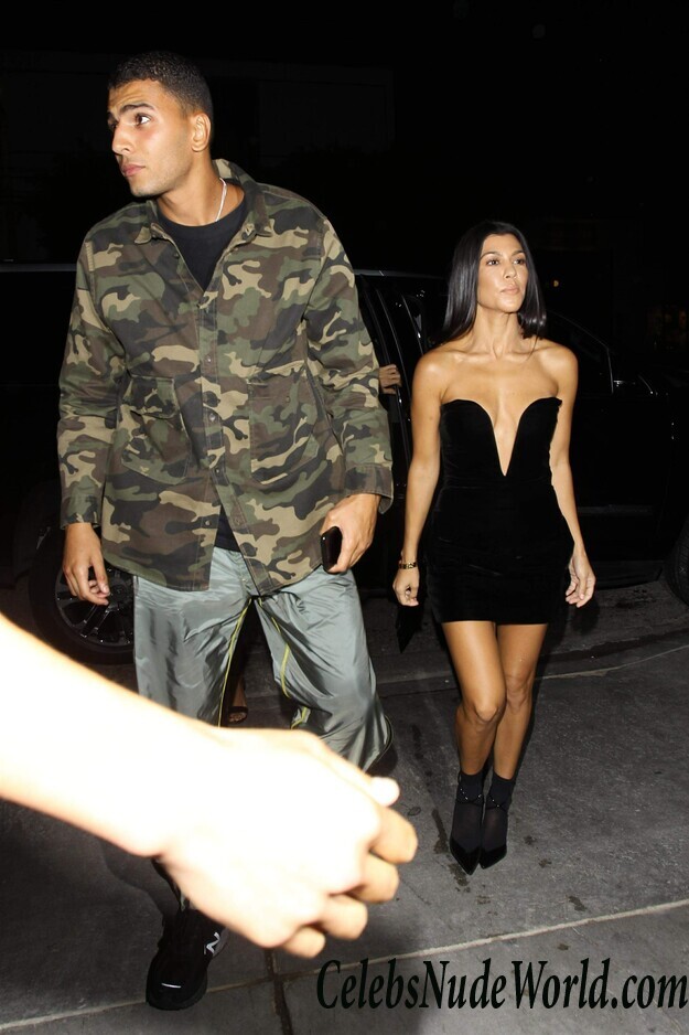 Kourtney Kardashian Sexy 117947