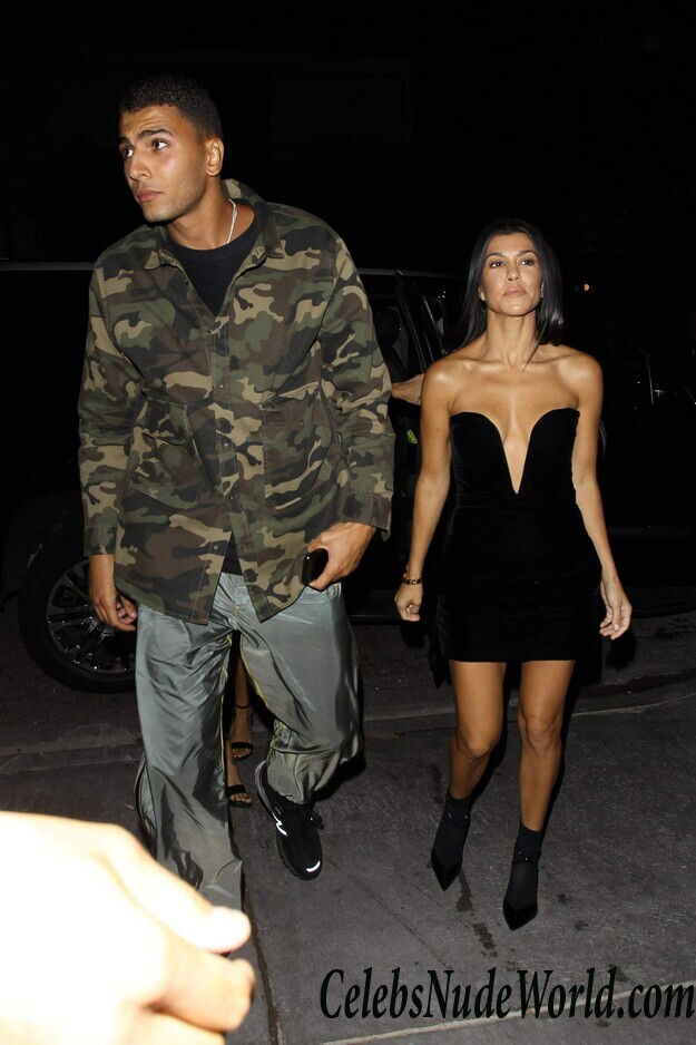 Kourtney Kardashian Sexy 117951