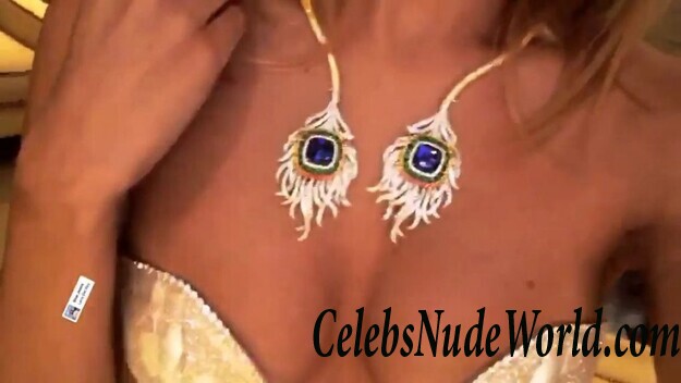 Kimberley Garner Cleavage 118276