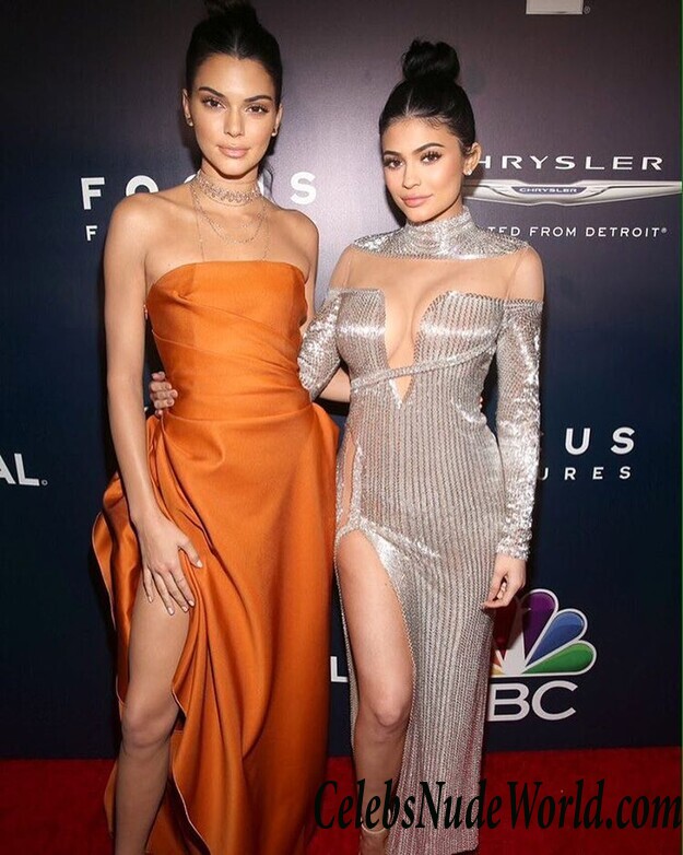 Kylie Jenner & Kendall Jenner Sexy 119316