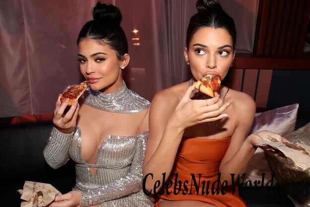 Kylie Jenner & Kendall Jenner Sexy 119319
