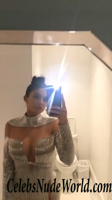 Kylie Jenner & Kendall Jenner Sexy 119320