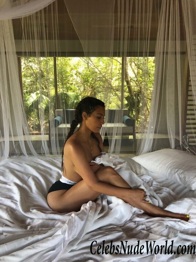 Kim Kardashian Topless 119545