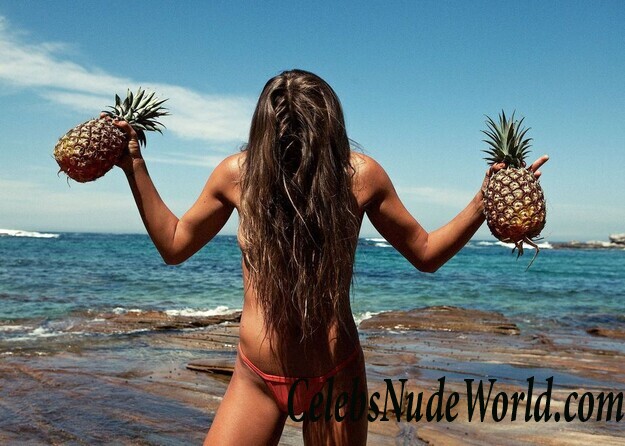 Topless photoset of Kendal Schuler 119998