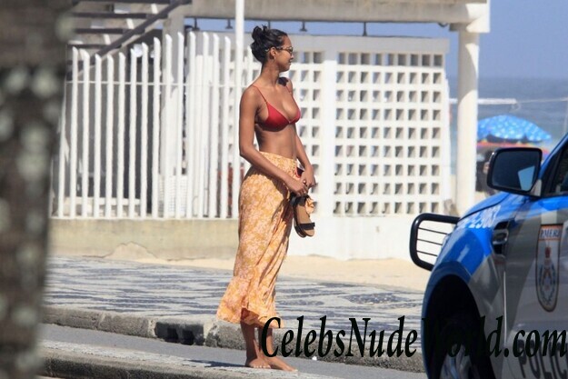 Lais Ribeiro Bikini 121004