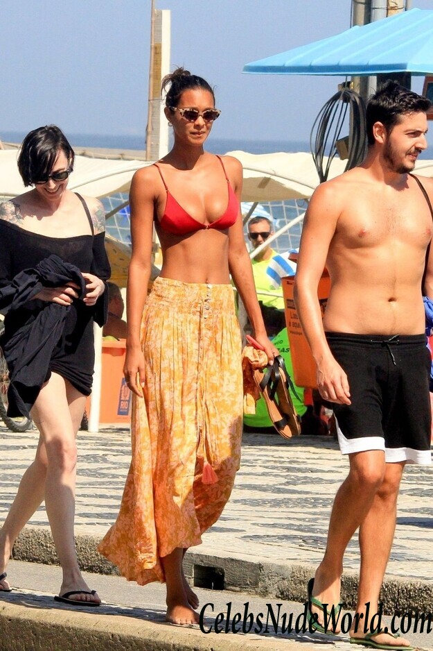 Lais Ribeiro Bikini 121017