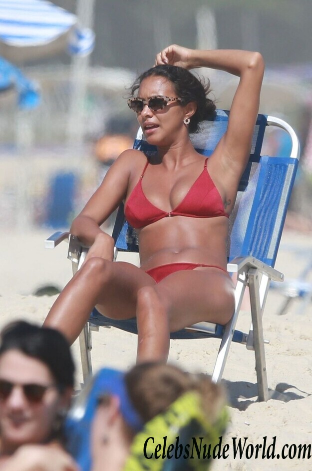 Lais Ribeiro Bikini 121018