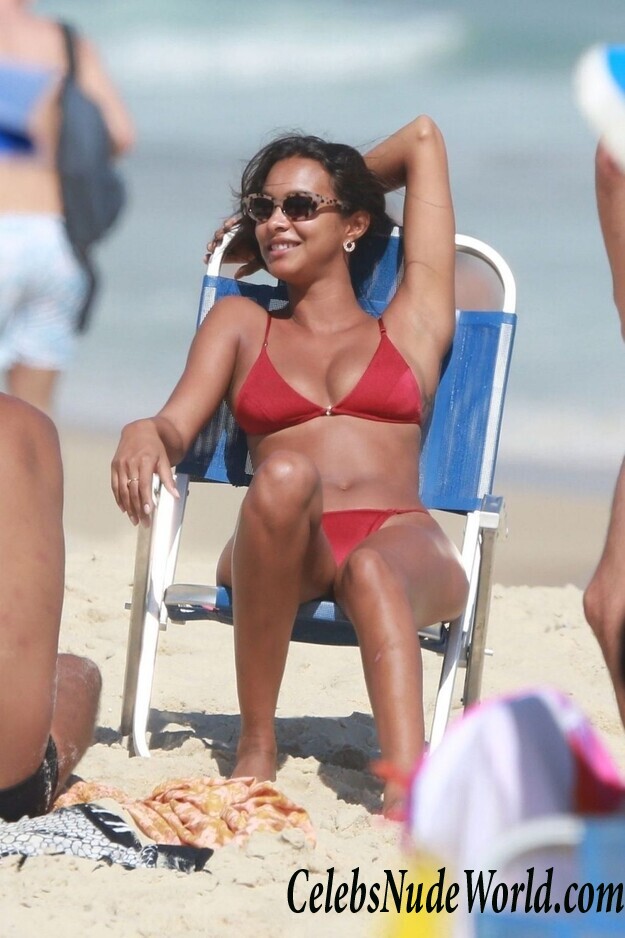 Lais Ribeiro Bikini 121021