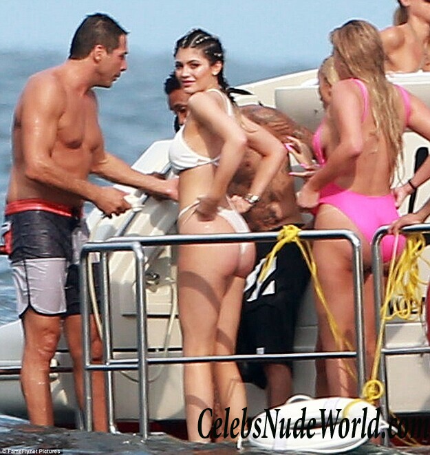 Nude pics of Kylie Jenner 121327