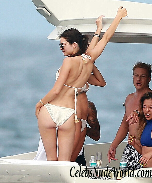 Nude pics of Kylie Jenner 121333