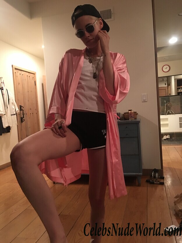 Kristen Stewart LEAKS 121421