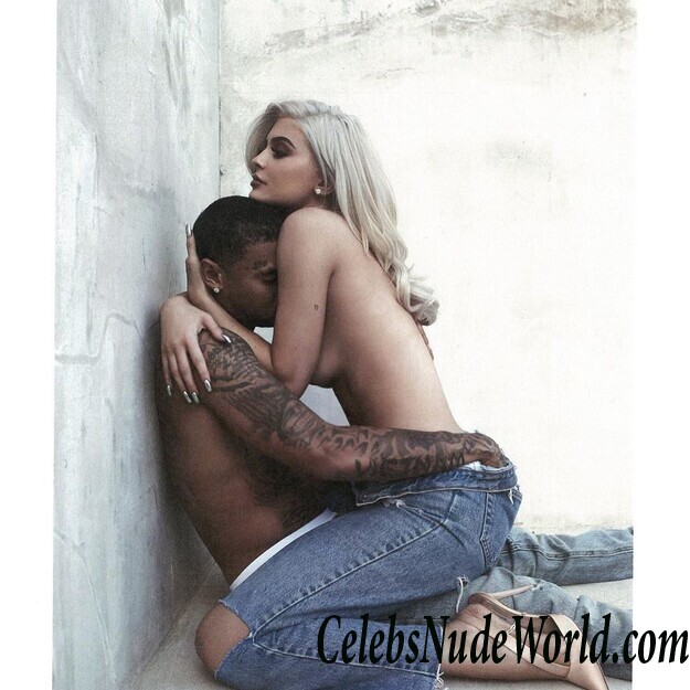 Topless Photos of Kylie Jenner 121526