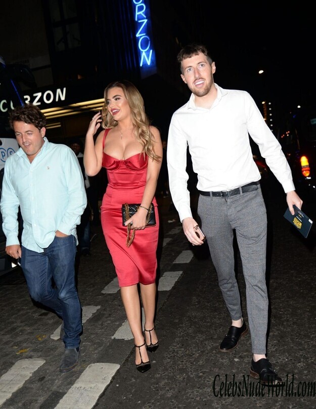 Megan Barton Hanson Cleavage 122660