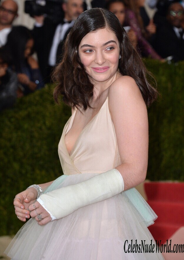Braless Photos of Lorde 125052