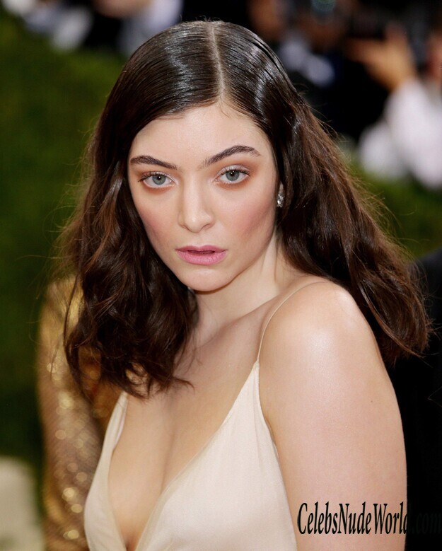 Braless Photos of Lorde 125054