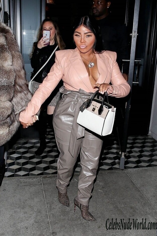 Lil’ Kim Cleavage 125081