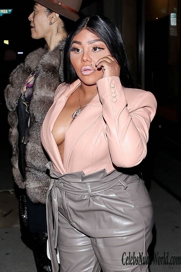 Lil’ Kim Cleavage 125082