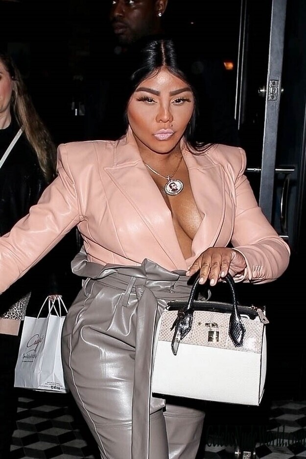 Lil’ Kim Cleavage 125083
