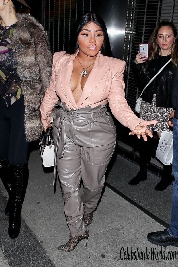 Lil’ Kim Cleavage 125084