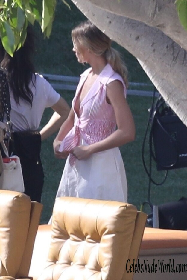 Margot Robbie Braless 125086