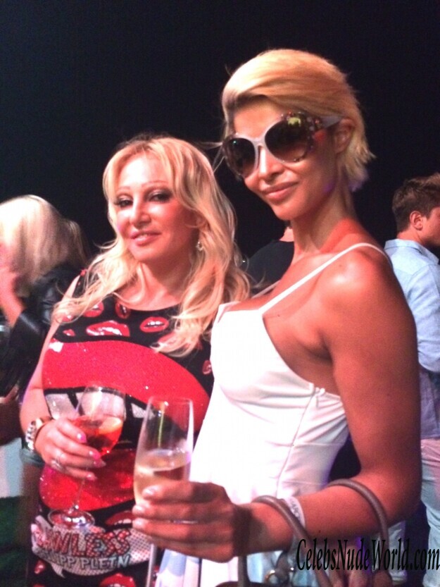 Cleavage of Micaela Schaefer 125854