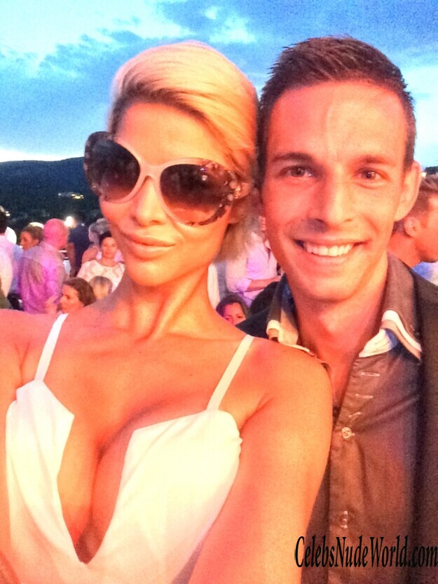 Cleavage of Micaela Schaefer 125856