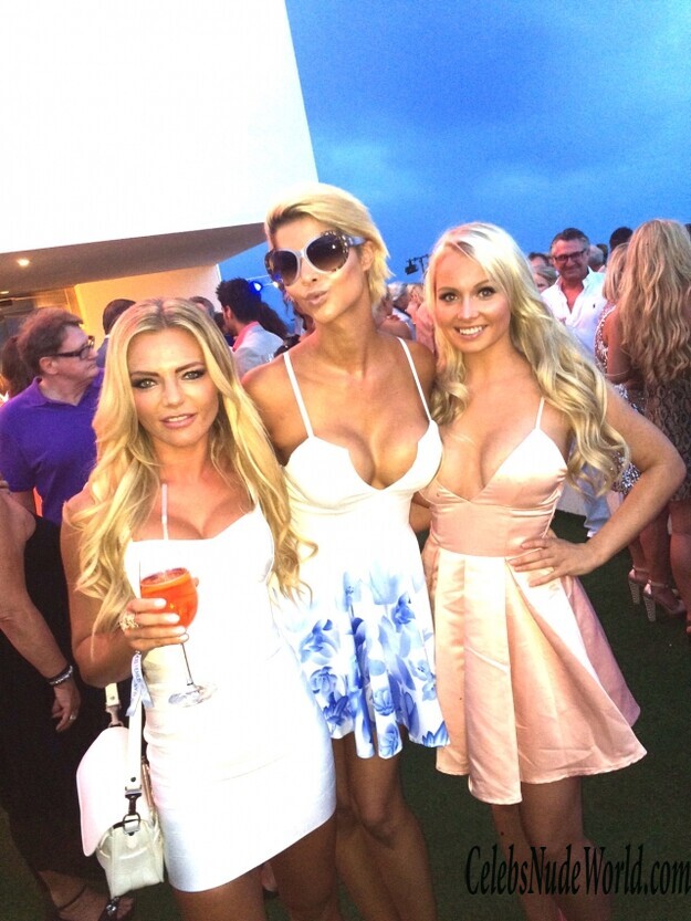 Cleavage of Micaela Schaefer 125857