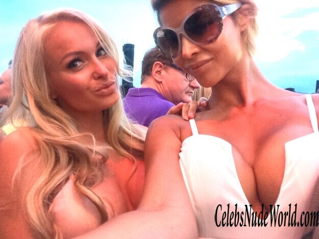 Cleavage of Micaela Schaefer 125858