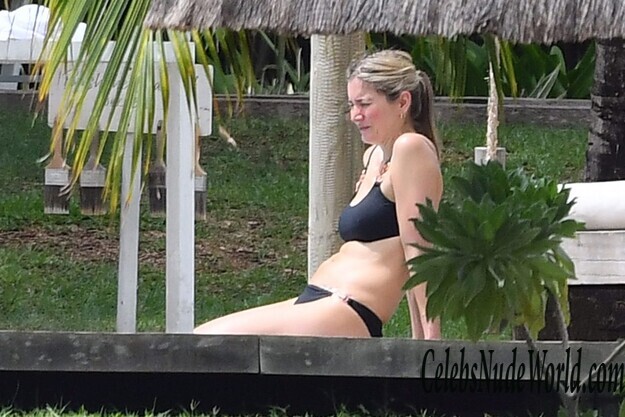 Lisa Faulkner Bikini 126075