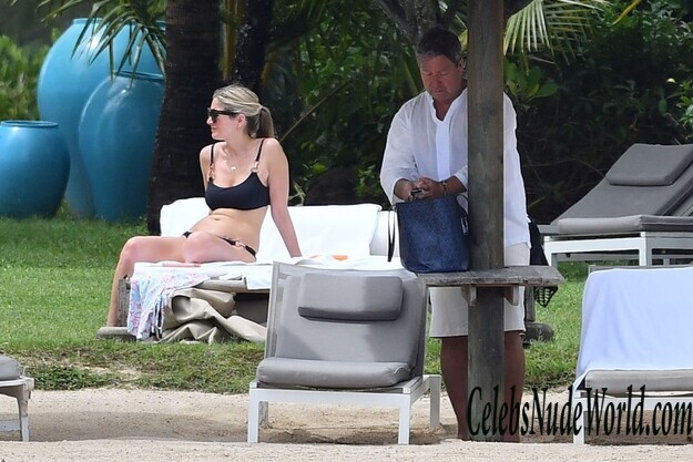 Lisa Faulkner Bikini 126077