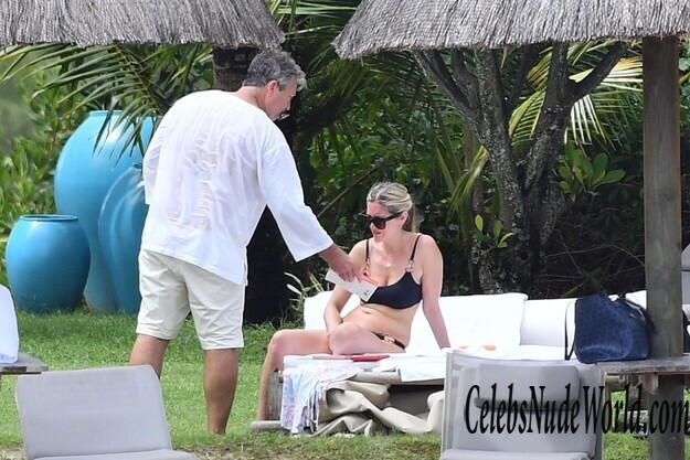 Lisa Faulkner Bikini 126078