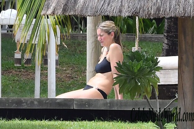 Lisa Faulkner Bikini 126080