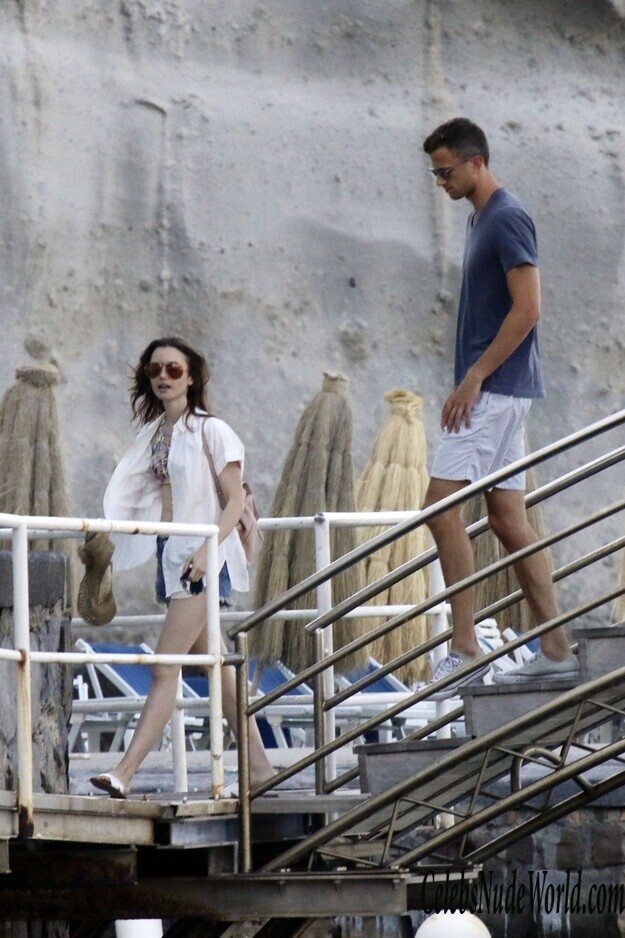 Lily Collins Bikini 127550