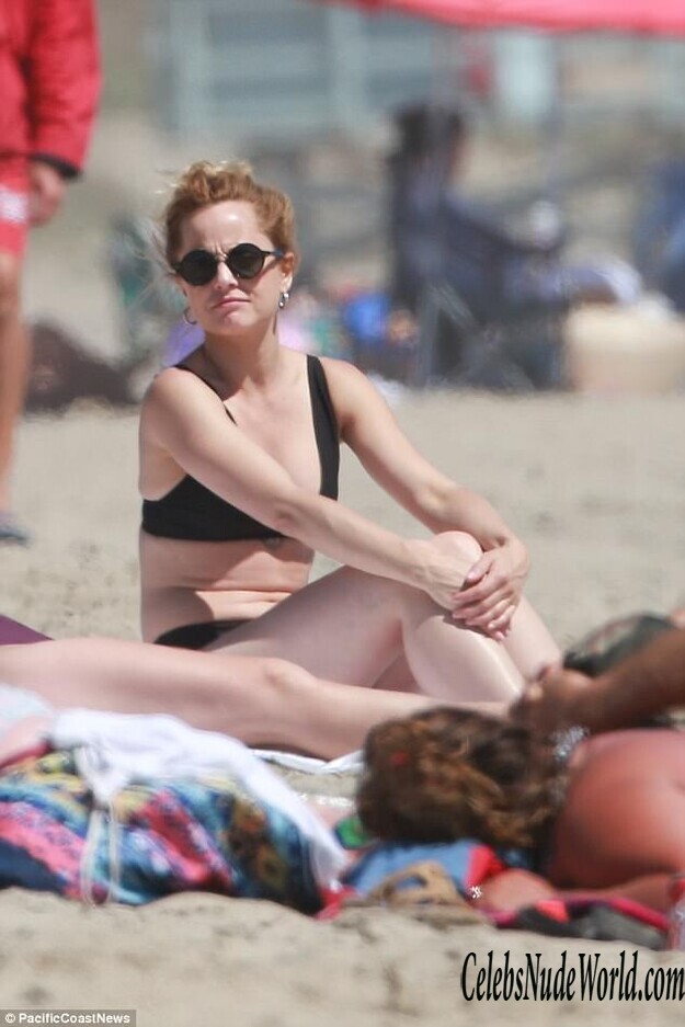 Mena Suvari Bikini 128269