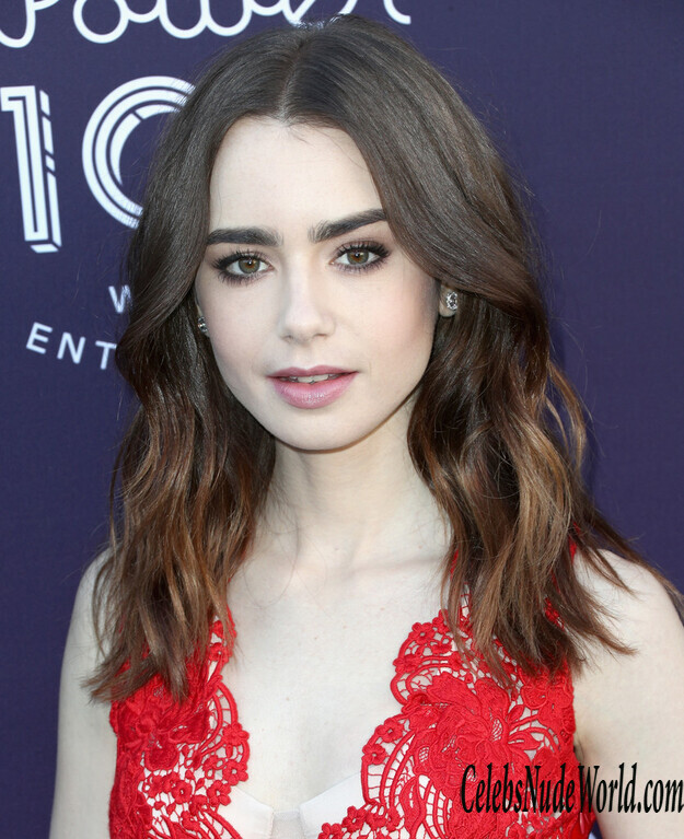 Lily Collins Cleavage 129668