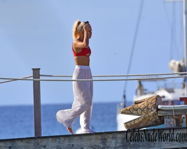 Lottie Tomlinson Bikini 131166