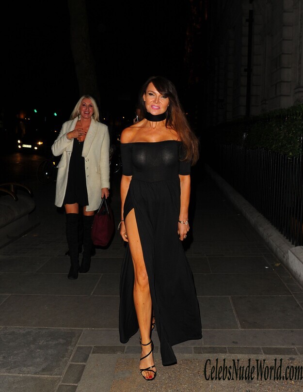 Lizzie Cundy Pantyless Photos 131380