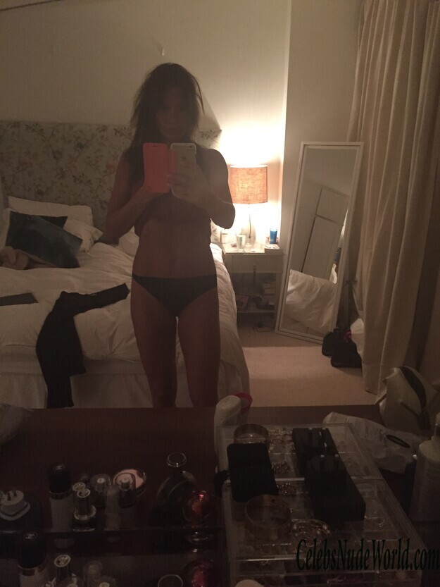 Melanie Sykes Looks Stacked And Fit As Fuck (Leaks) 131564