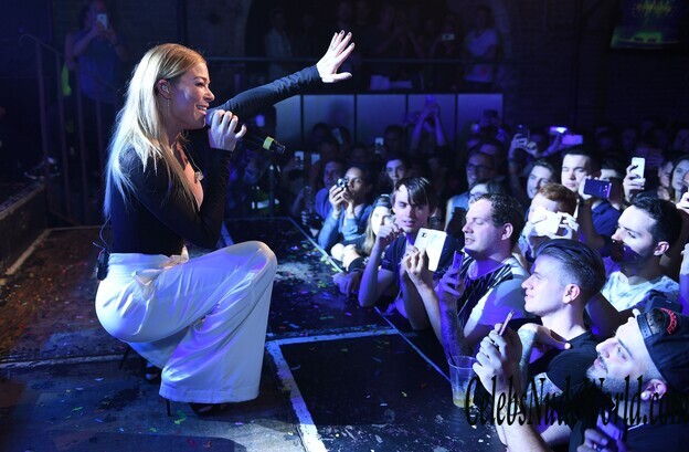 Cleavage Photos of Leann Rimes 131704