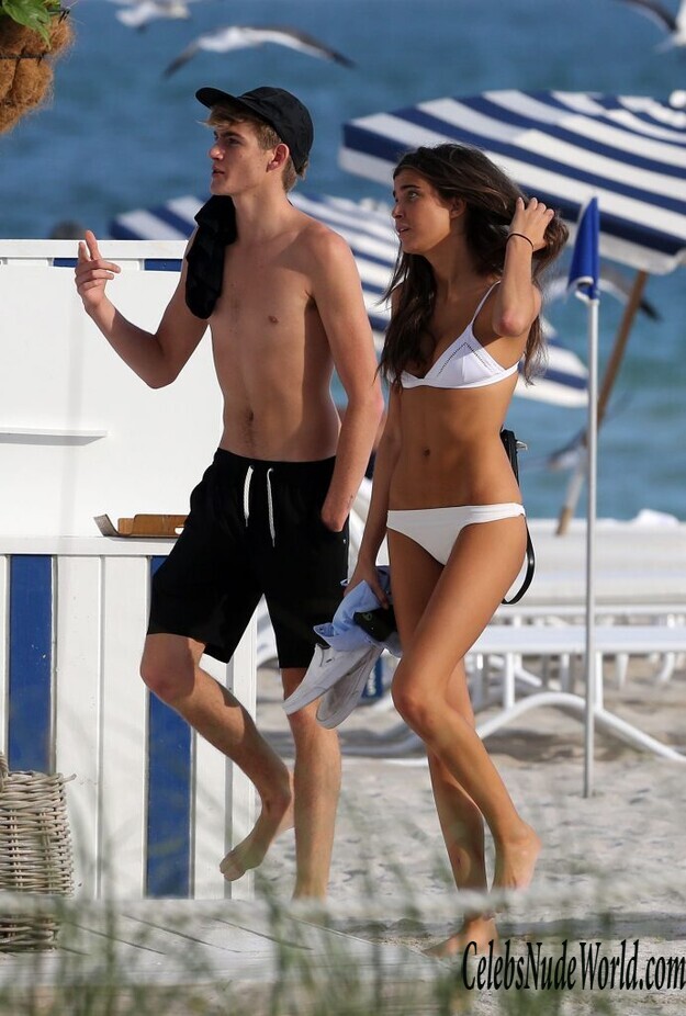 Lily Moulton Sexy 132714