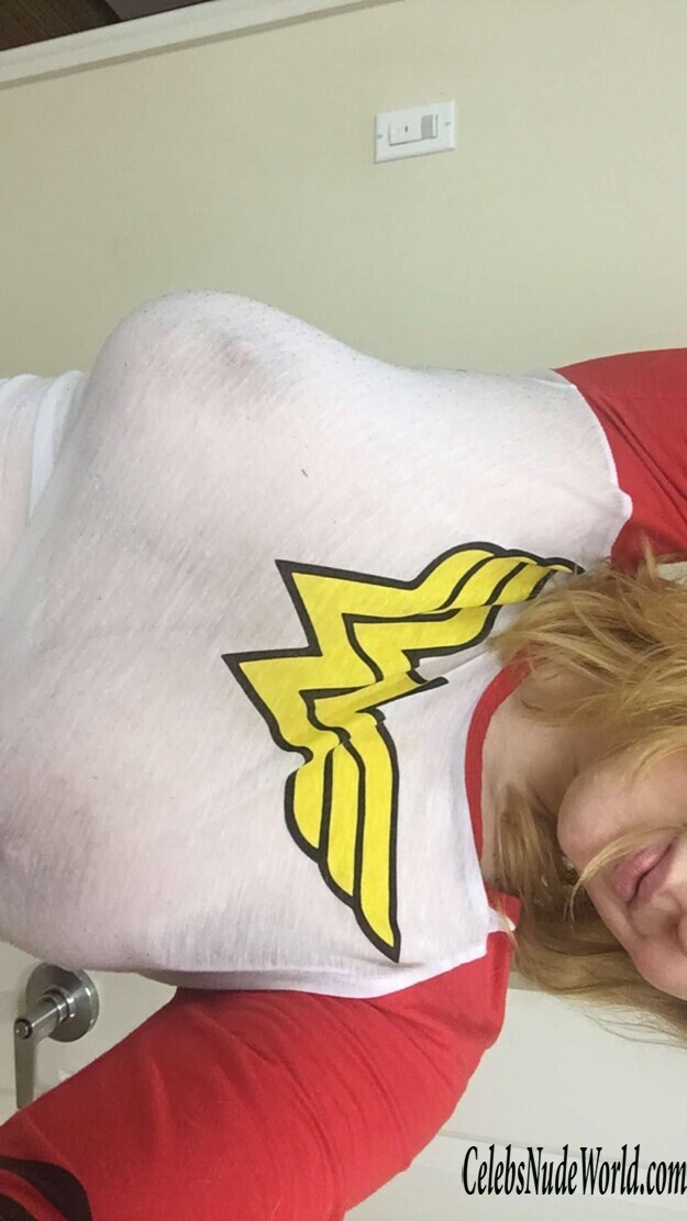 Maitland Ward Braless Photos 133081