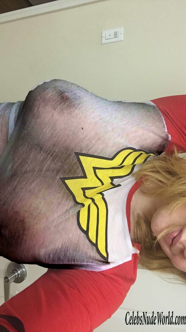 Maitland Ward Braless Photos 133082