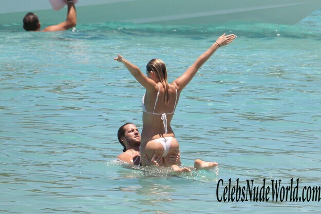 Margot Robbie Bikini Photos 133355