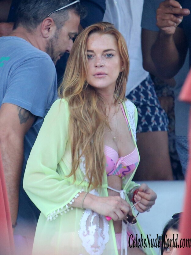 Lindsay Lohan wet in bikini 133897