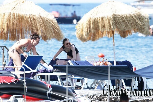 Lily Collins Sexy 135930