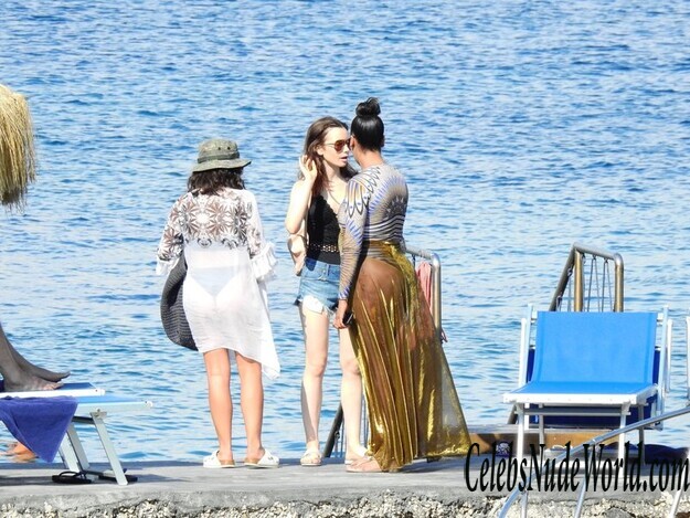 Lily Collins Sexy 135933